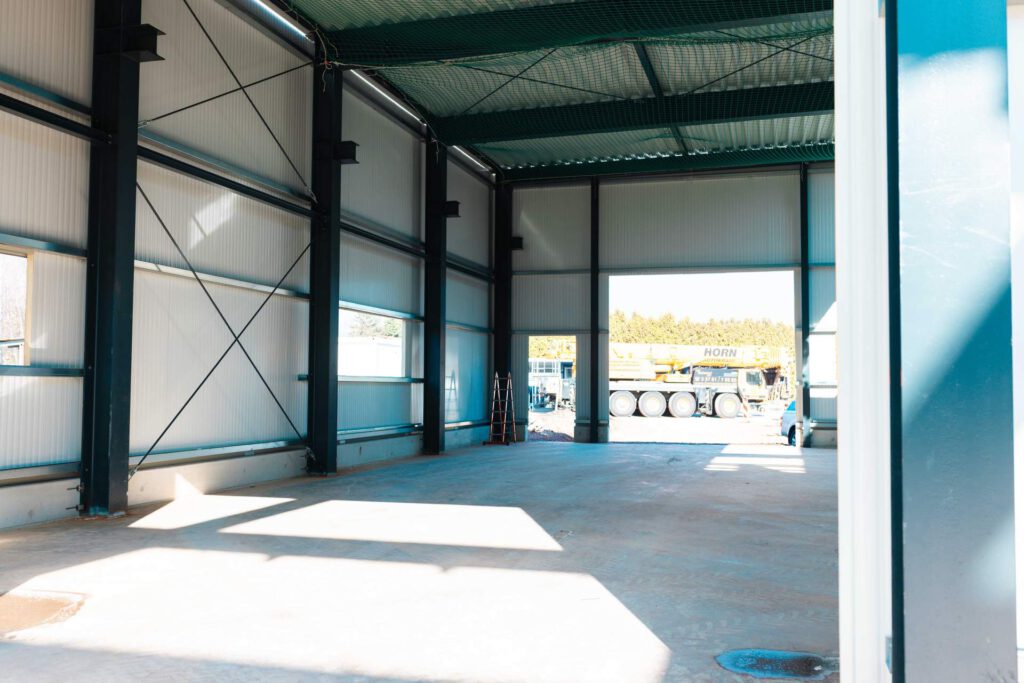 Großzügige Produktionsflächen im Bau: Die neue Halle von Metallbau Maltitz mit fast fertigen Wänden.