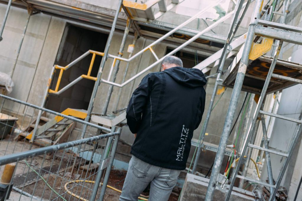 Geschäftsführer Dirk Maltitz von Metallbau Maltitz begutachtet den Fortschritt am Rohbau der neuen Industriehalle.