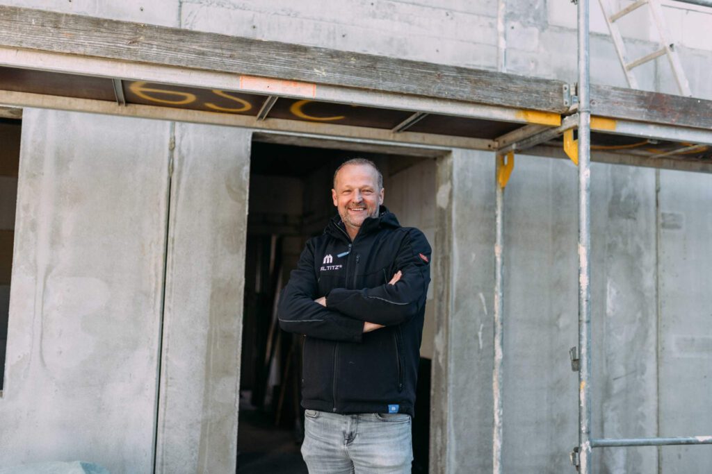 Zufriedener Blick auf den Meilenstein: Dirk Maltitz vor der Baustelle der neuen Produktionshalle.