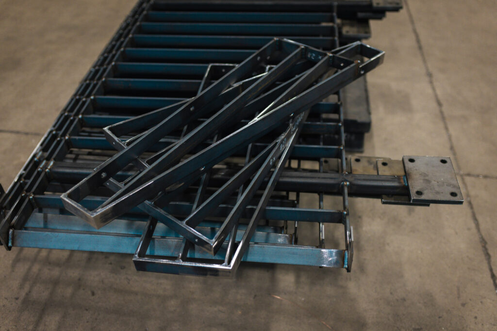 Detailansicht der fertig verschweißten Stahlgeländer für die Fluchtbalkone vor der Verzinkung.