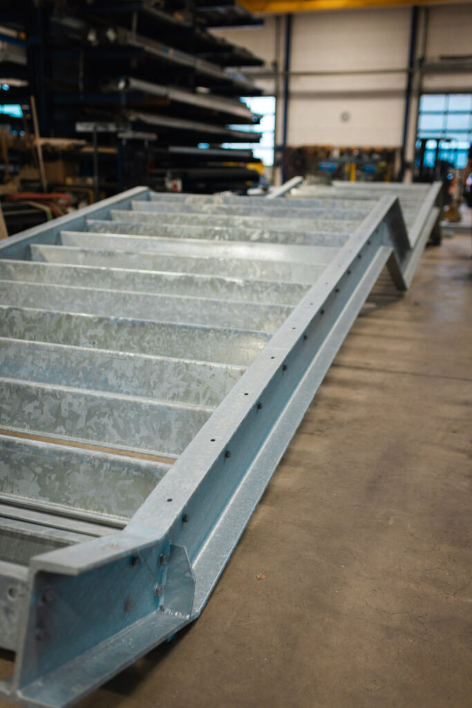 Massive, bereits verzinkte Treppenwangen aus Stahl für eine der großen Fluchttreppen der BIS Haimhausen.