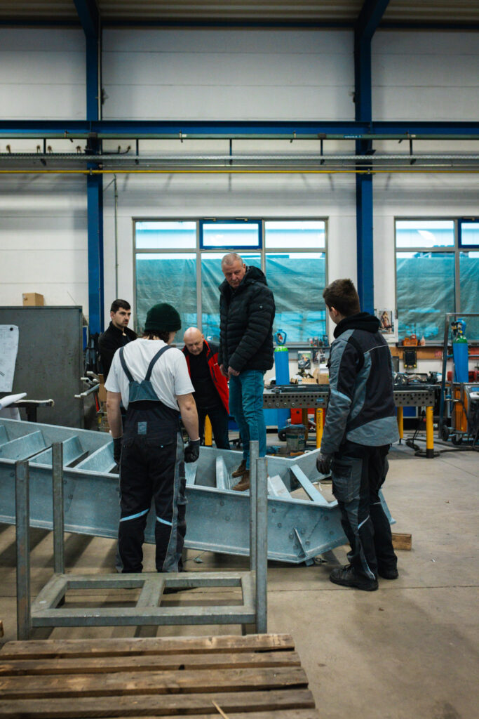 Das Team von Maltitz bei der technischen Abstimmung und Überprüfung der Maße an der verzinkten Stahlkonstruktion.