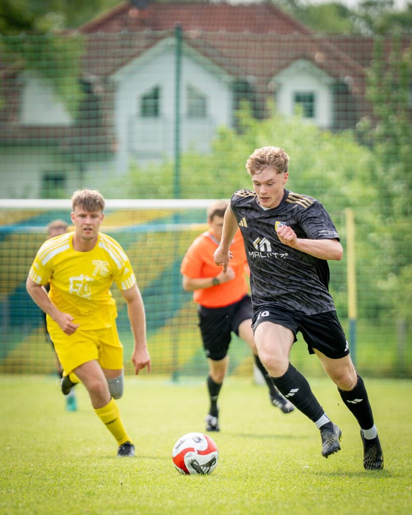Fußballer des SV Waldenburg 1844 e.V. im Zweikampf am Ball im neuen Trikot mit Maltitz-Sponsoring.