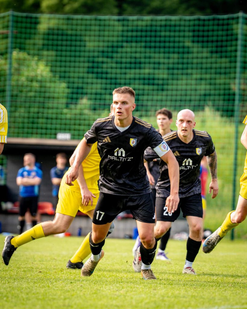 Kapitän und Spieler des SV Waldenburg 1844 e.V. fokussiert im neuen Trikot-Look beim Fußballspiel.