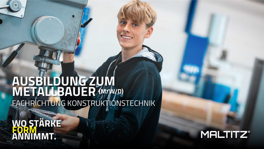 Ein Werbebanner für eine Berufsausbildung. Im Zentrum steht ein lächelnder junger Mann in einem schwarzen Kapuzenpullover, der in einer Werkstatt an einer großen Metallbohrmaschine arbeitet. Er schaut direkt in die Kamera. Der Hintergrund ist leicht unscharf und zeigt eine industrielle Fertigungsumgebung.