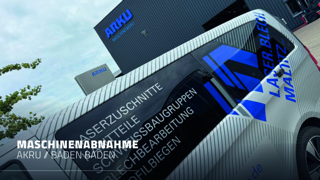 Nahaufnahme der beschrifteten Seite eines weißen Maltitz-Firmenfahrzeugs mit Aufdrucken wie „Laserschnitte“ und „Blechbearbeitung“. Im Hintergrund ist das ARKU-Firmengebäude in Baden-Baden mit blauem Logo zu sehen; eingeblendet ist der Text „Maschinenabnahme AKRU // Baden Baden“.