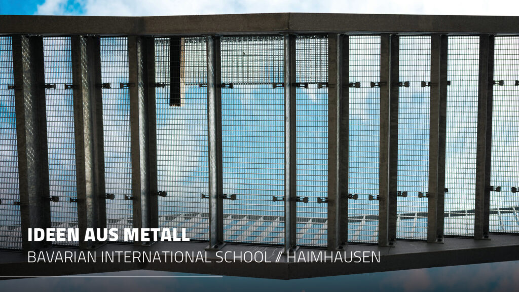 Blick von unten durch die aufgelegten Gitterroste des feuerverzinkten Fluchtbalkons von Metallbau Maltitz an der Bavarian International School in Haimhausen.