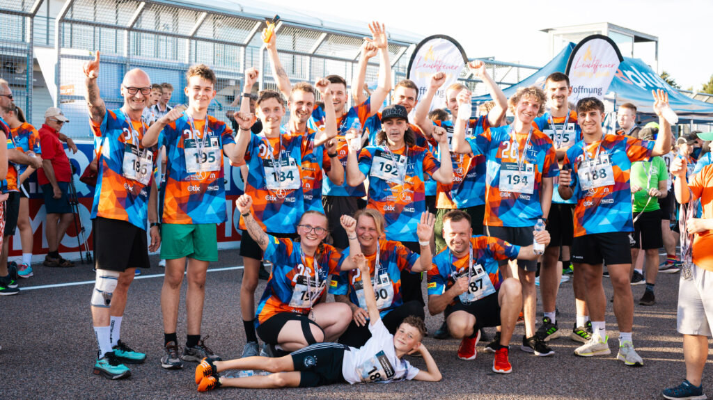 Das Tem von MALTITZ Metallbau jubelnd nach dem Charity Run uf dm Sachsenring am 8. Juli