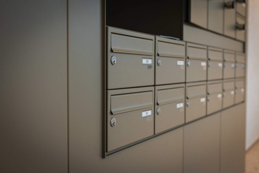 In die Wand integrierte Briefkastenanlage aus Metall im modernen Wohnkomplex Meiller Gärten in München