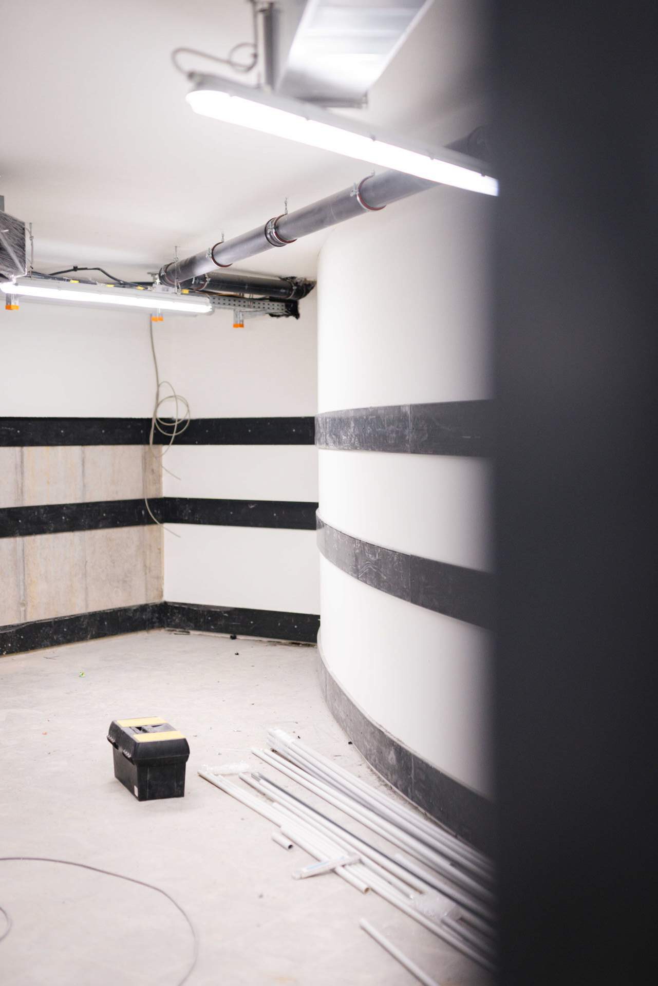 Innenbereich der Meiller Gärten während der Bauphase mit montierten Metallbauelementen und technischen Installationen