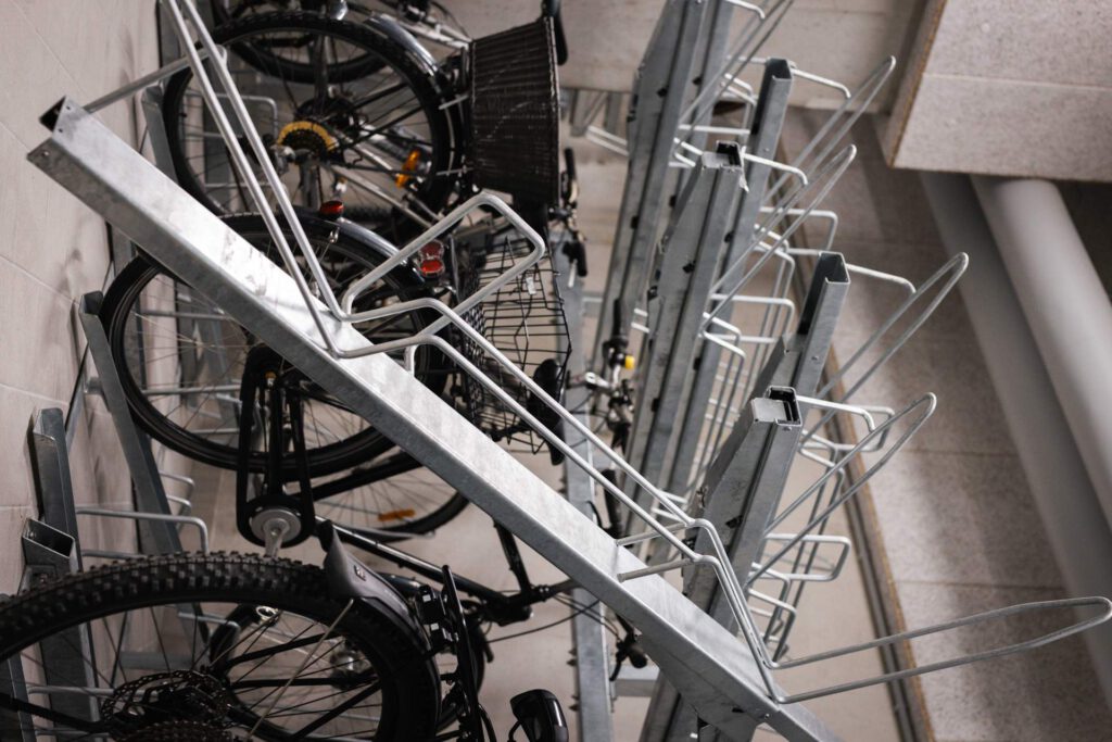 Platzsparende Fahrradständer und Fahrradparksysteme aus Metall in den Meiller Gärten in München