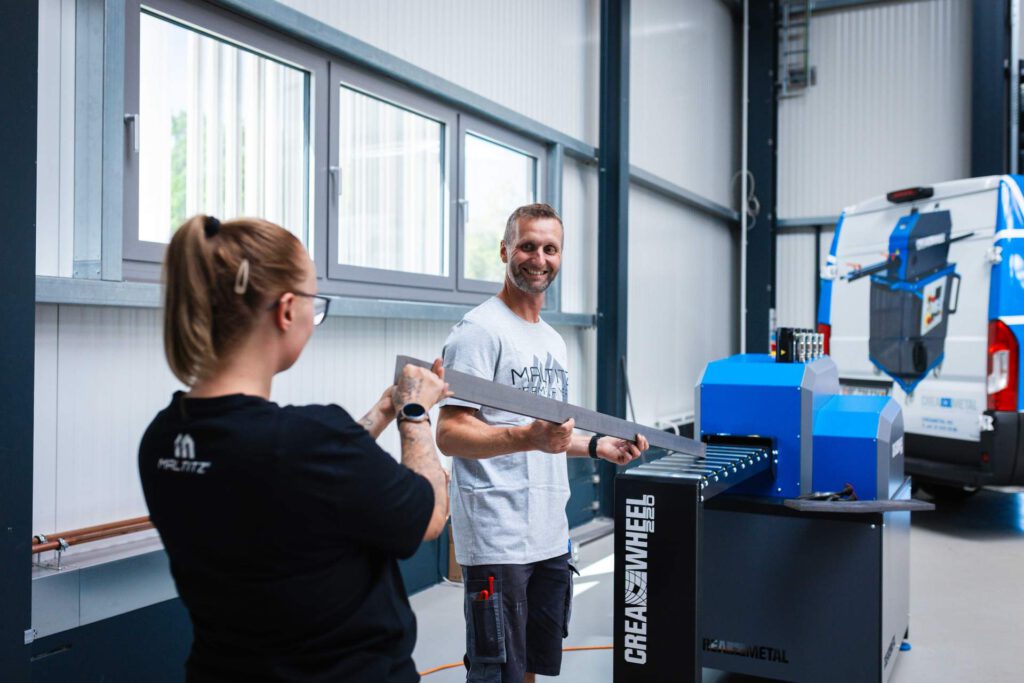 Praxistest der CREA-WHEEL 220 bei Maltitz Metallbau mit einem langen Metallprofil zur automatischen Materialrichtung.