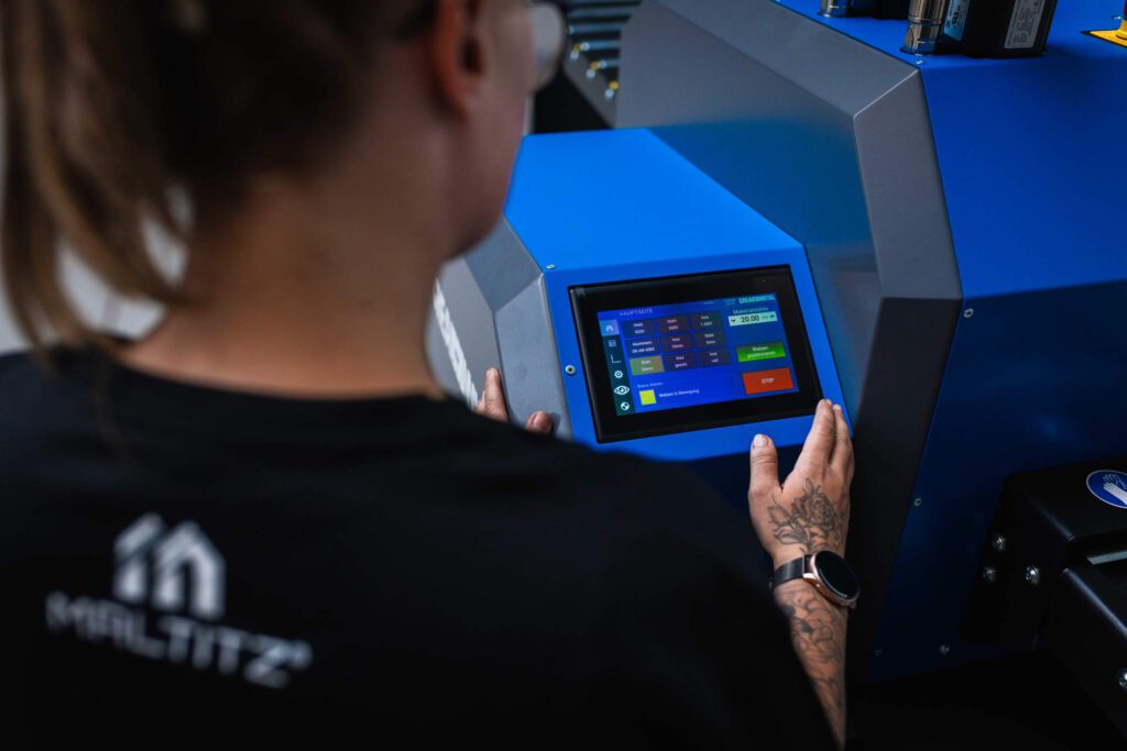 Bedienung der CREA-WHEEL 220 Richtmaschine über den Touchscreen bei Maltitz Metallbau in Gersdorf.