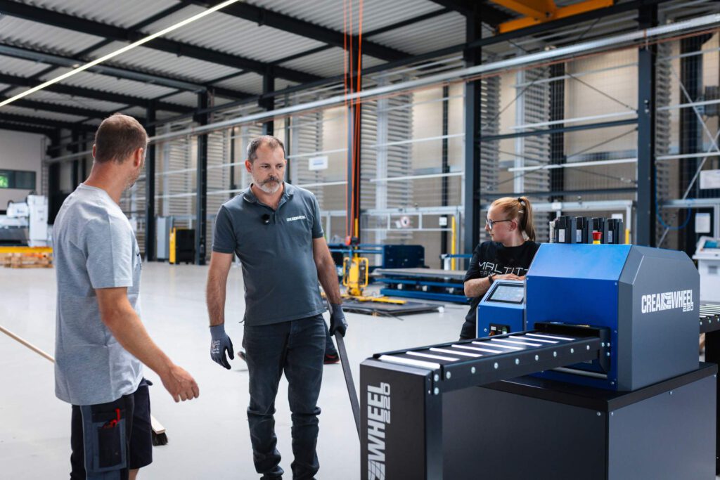 Einweisung an der CREAMETAL CREA-WHEEL 220 Richtmaschine bei Maltitz Metallbau als deutschem Pilotanwender.