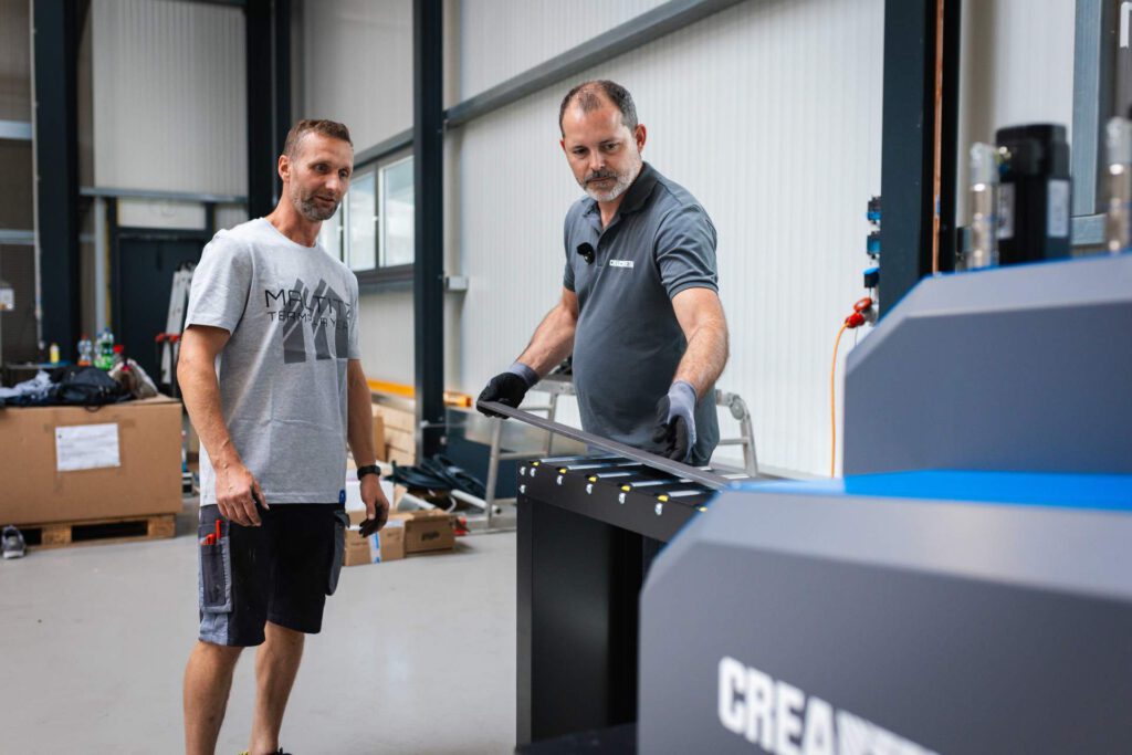CREAMETAL Experte demonstriert die CREA-WHEEL 220 Richtmaschine im Praxiseinsatz bei Maltitz Metallbau.