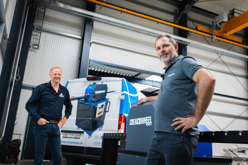 CREAMETAL und Maltitz Metallbau bei der Vorstellung der CREA-WHEEL 220 Richtmaschine in der Metallbau-Werkstatt in Gersdorf.