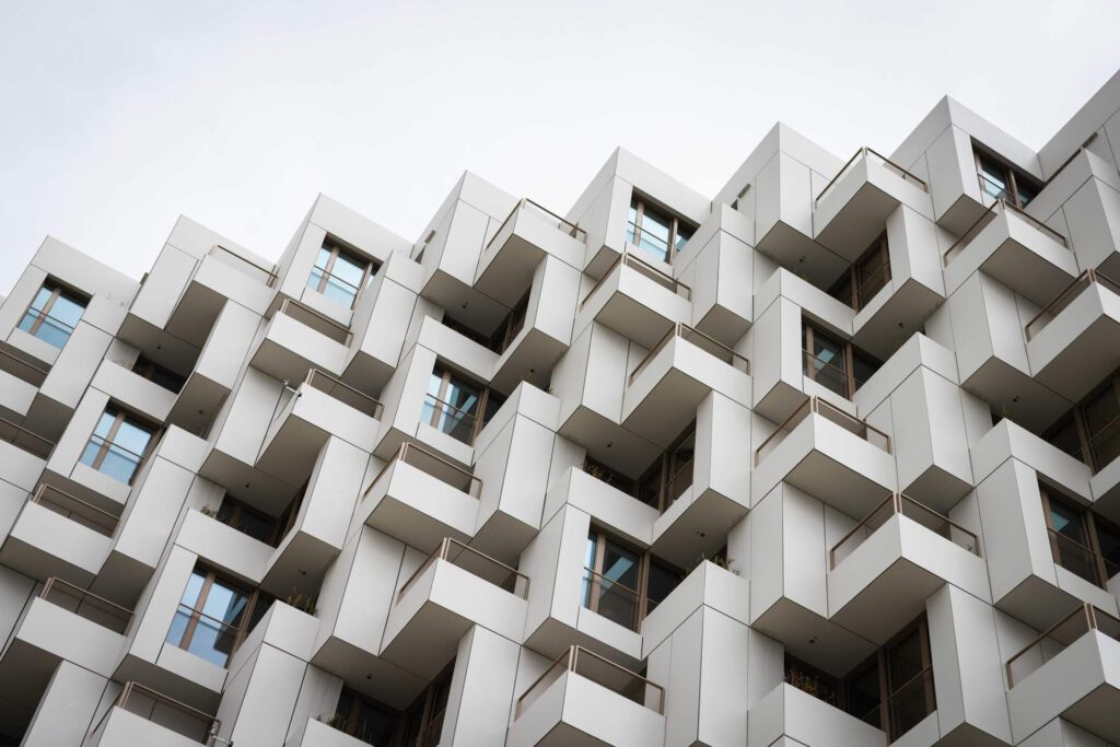 Außenansicht der modernen Wohnanlage Meiller Gärten in München mit markanter Fassade, Balkonen und Metallbauelementen
