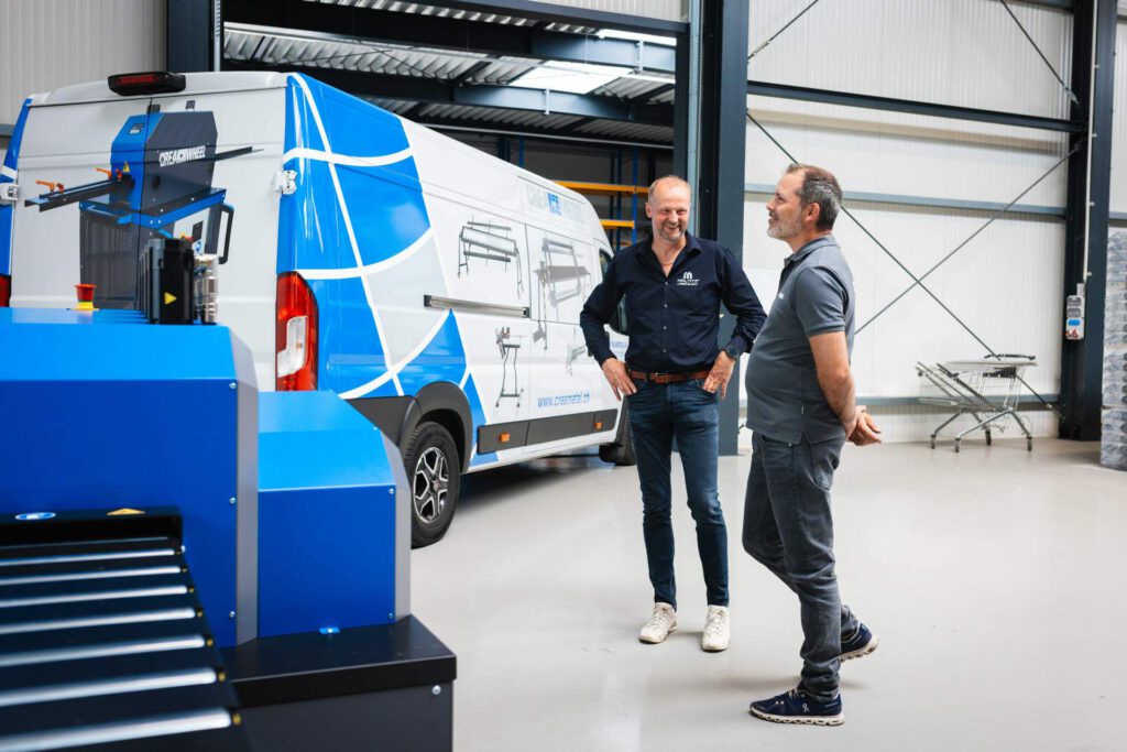 Fachgespräch von CREAMETAL und Maltitz Metallbau neben der neuen CREA-WHEEL 220 Richtmaschine in Gersdorf.