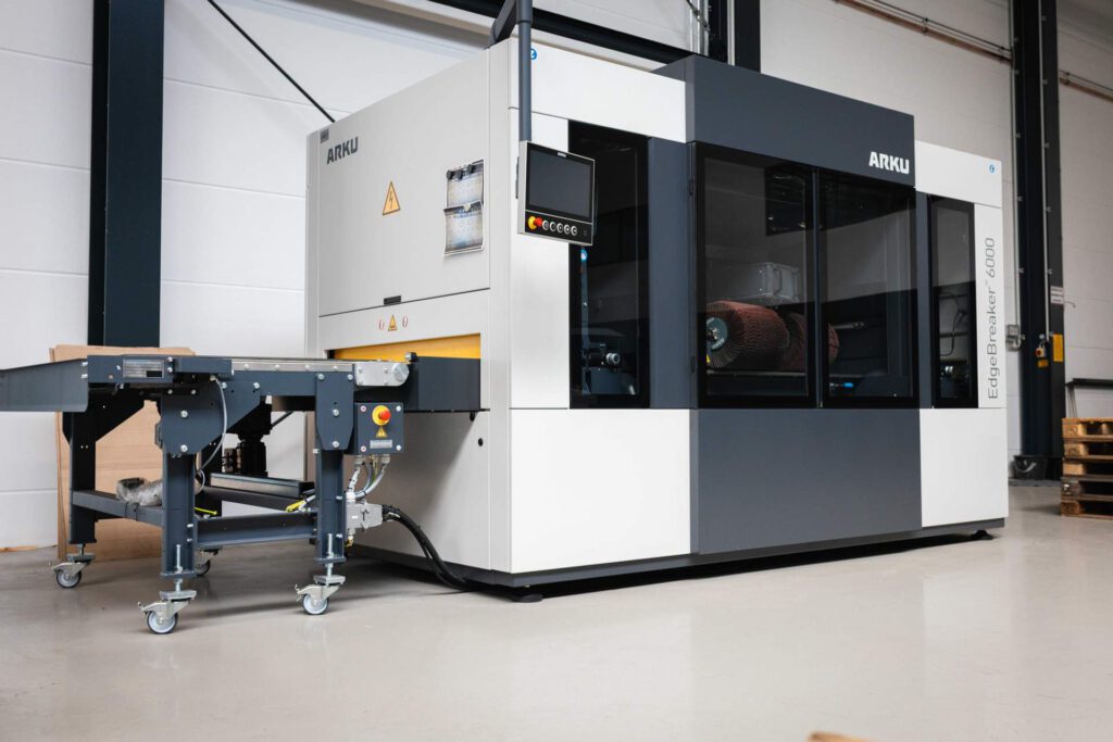 ARKU EdgeBreaker 6000 zur professionellen Kantenbearbeitung und Entgratung von Metallteilen bei Maltitz Metallbau in Gersdorf.