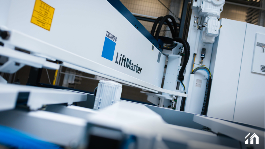 chräge Nahaufnahme einer modernen Industriemaschine der Marke TRUMPF mit der Aufschrift „LiftMaster“ und blauem Logo in einer hellen Fabrikumgebung.