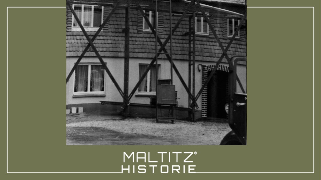 Historische Schwarz-Weiß-Aufnahme eines Schrägaufzugs an einem Gebäude mit Gerüst – Maltitz Historie