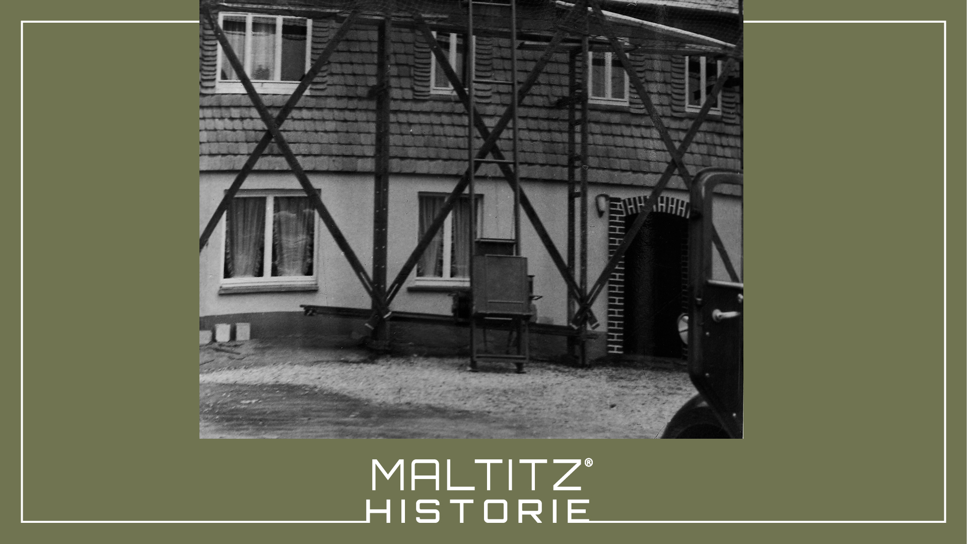 Historische Schwarz-Weiß-Aufnahme eines Schrägaufzugs an einem Gebäude mit Gerüst – Maltitz Historie